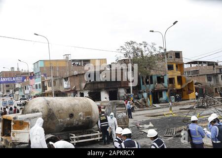 Lima, Perù. 23rd Gen 2020. Gli operai forensi si trovano vicino ai detriti di una petroliera dopo essere esplosi a Villa el Salvador, Lima meridionale, Perù. Un camion che trasportava gas naturale esplose uccidendo almeno due persone e ferendo circa 48 poliziotti ha detto. L'esplosione ha causato il fuoco di diverse case. Credit: Mariana Bazo/Zuma Wire/Alamy Live News Foto Stock