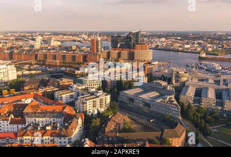 Germania, Amburgo, veduta aerea della città e Elbphilharmonie Foto Stock