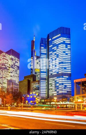 Germania, Hesse, Francoforte, Eurotower a Willy Brandt Platz al tramonto Foto Stock