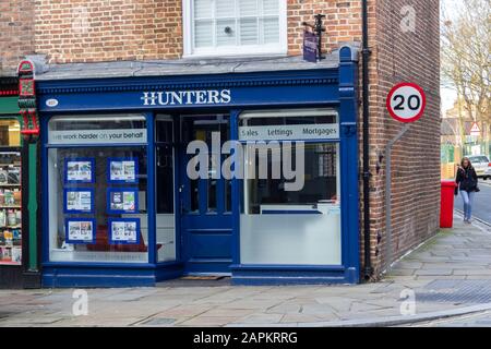 Cacciatori agenti immobiliari e agenti di lasciare ufficio di fronte, Mount Pleasant, Liverpool Foto Stock