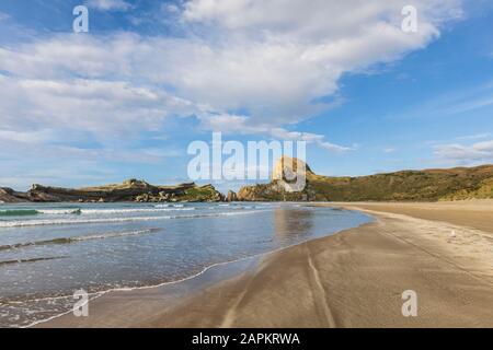 Nuova Zelanda, regione di Wellington, Castlepoint, Clouds Over Deliverance Cove e Castle Rock Foto Stock