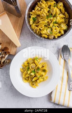 Piatto di tortellini italiani con formaggio grana Foto Stock