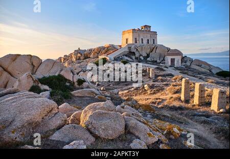 Italia, Provincia di Sassari, Santa Teresa Gallura, Faro antico a Capo testa Foto Stock