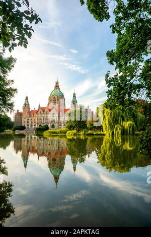 Germania, Hannover, nuovo Municipio visto attraverso il fiume Leine Foto Stock