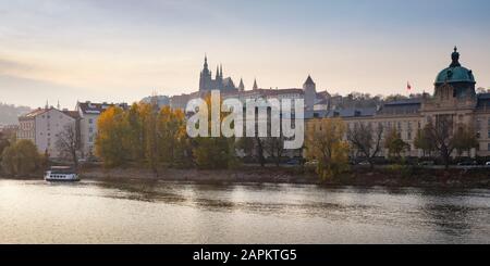 Repubblica Ceca, Praga, il Castello di Praga e la Cattedrale di San Vito, vista dall'altra parte del fiume Foto Stock