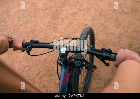 Punto di vista del tiro di uomo che guida la bicicletta Foto Stock