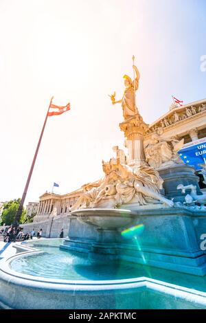 Austria, Vienna, fontana Pallas Athena di fronte al Parlamento Foto Stock