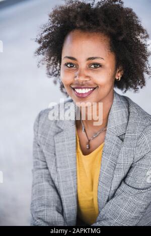 Ritratto di giovane donna d'affari sorridente all'aperto Foto Stock