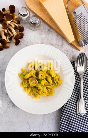 Piatto di tortellini italiani con formaggio grana Foto Stock