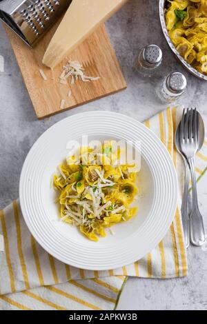 Piatto di tortellini italiani con formaggio grana Foto Stock