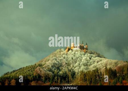 Germania, Baden-Wurttemberg, Hechingen, Hohenzollern Castello in inverno Foto Stock