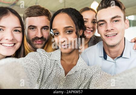 Ritratto di gruppo di felice la gente di affari in ufficio Foto Stock