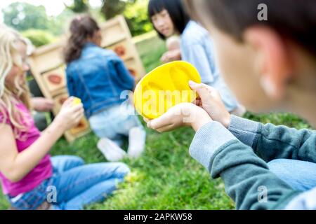 I bambini della scuola che tengono calchi di volpe animali, imparando a leggere le tracce degli animali Foto Stock