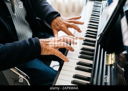 Crop vista di senior man che suona piano Foto Stock