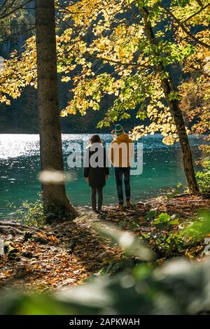 Coppia Ai Laghi Di Fusine, Friuli Venezia Giulia, Italia Foto Stock