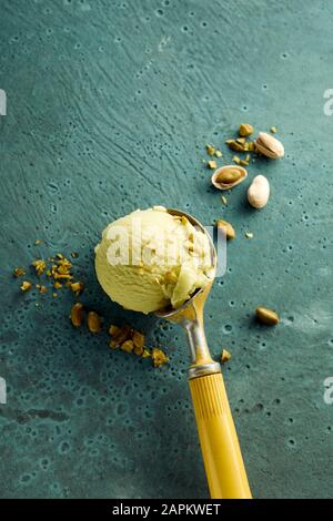 Gelato al pistacchio su scoop e noci Foto Stock