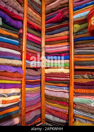 Molte sciarpe e scialle tradizionali marocchine colorate in un mercato Foto Stock