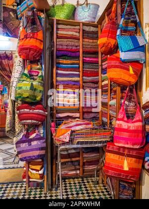 Sciarpe e scialli tradizionali e colorati marocchini, il Marocco è anche conosciuto come shesh (Turban touareg). Foto Stock