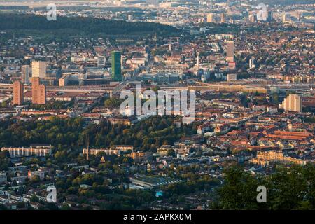 Schweiz, Kanton Zürich, Zürich, Stadtansicht, Blick Vom Uetliberg, Zürich West Mit Prime Tower, Industriequartier, Wohnhäuser, Bürogebäude Foto Stock