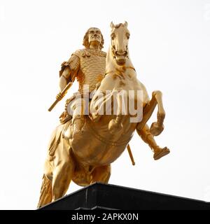 Germania, Sassonia, Dresda, basso angolo di vista della statua equestre d'oro di Augusto II il forte Foto Stock