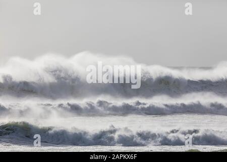 Nuova Zelanda, Distretto di Taranaki Sud, Pungarehu, onde che si infrangono a Capo Egmont Foto Stock