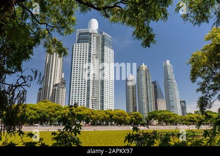 Splendida vista su edifici moderni vista dalla zona verde ecologica di Puerto Madero, Buenos Aires, Argentina Foto Stock