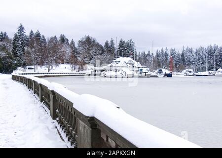 Vancouver, Canada - 15 gennaio 2020: Foto del Vancouver Rowing Club al mattino presto con le banchine ghiacciate del porto turistico. Nevicate e condizioni atmosferiche estreme. Foto Stock