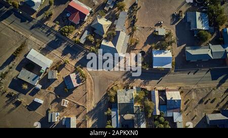 Veduta aerea di un villaggio nel mezzo del deserto in Namibia, Orange River area, Namibia Foto Stock