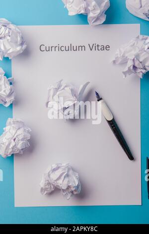 Curriculum vitae scritto su un vuoto di carta bianca su sfondo blu Foto Stock