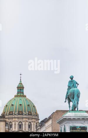 Danimarca, Copenaghen, statua equestre di Federico V con la Chiesa di Frederiks sullo sfondo Foto Stock