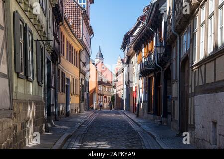 Germania, Sassonia-Anhalt, Quedlinburg, Cobblestone vicolo tra le case della città storica Foto Stock