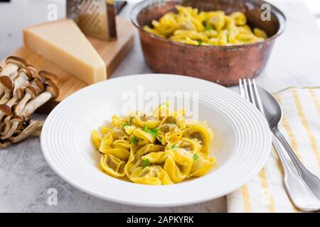 Piatto di tortellini italiani con formaggio grana Foto Stock