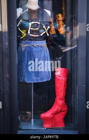 UK, Inghilterra, Londra, vetrina di negozi di abbigliamento su Portobello Road Foto Stock