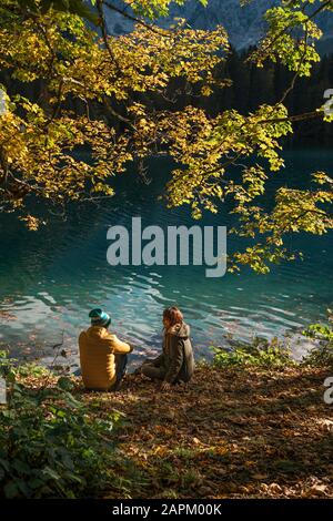 Coppia Ai Laghi Di Fusine, Friuli Venezia Giulia, Italia Foto Stock