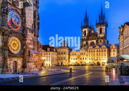 Repubblica Ceca, Praga, Orologio Astronomico del Municipio della Città Vecchia e Chiesa di nostra Signora prima di Tyn al tramonto Foto Stock