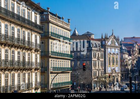 Portogallo, quartiere di Porto, Porto, semaforo rosso di fronte al vecchio edificio residenziale Foto Stock