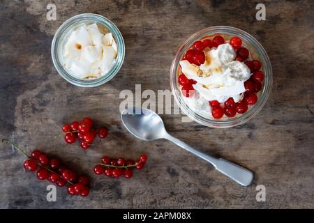 Vasetti di mousse di amaranto senza glutine con bacche di curry rosso Foto Stock