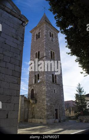 Foto verticale della Chiesa campanaria del campanile di Sant'Anselmo A Nin Croazia Foto Stock