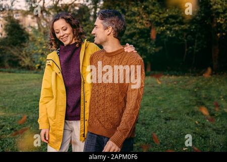 Felice coppia all'aperto in autunno Foto Stock