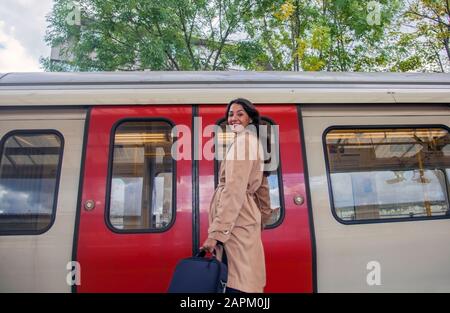 Giovane donna che prende il treno pendolari Foto Stock