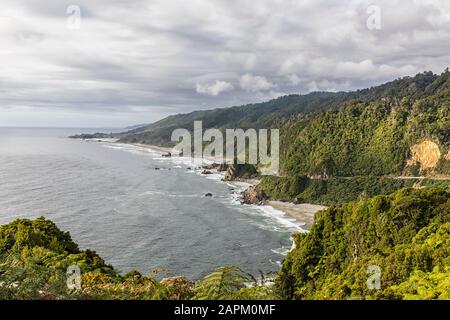 Nuova Zelanda, Isola del Sud, Costa Occidentale, Capo Foulwind, Meybille Bay, costa con autostrada Foto Stock