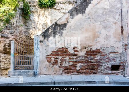 Una serie di scale che conducono ad un altro livello di un quartiere: Santiago de Cuba, Cuba. Foto Stock