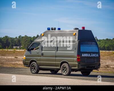 Leiria, PORTOGALLO - 10 settembre 2017: Ambulanza militare in piedi alla base durante l'esercizio Della Nato di Real Thaw alla base N.5 militare REALE DI MONTE Foto Stock