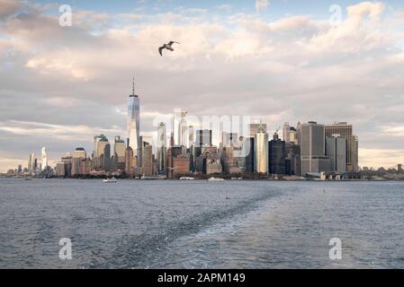 Stati Uniti, New York, New York City, skyline di Manhattan visto attraverso il fiume Hudson Foto Stock