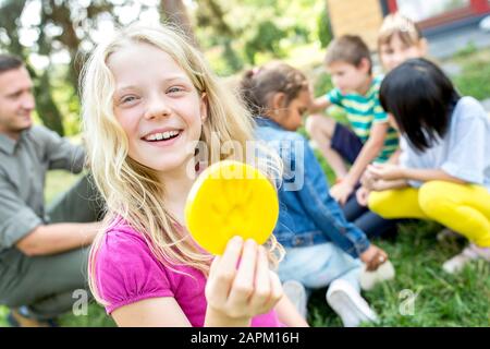 I bambini della scuola che tengono calchi di volpe animali, imparando a leggere le tracce degli animali Foto Stock