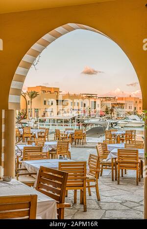 Ristorante sotto un arco nella luce serale ad Abu Tig Marina in el Gouna, Egitto, 11 gennaio 2020 Foto Stock