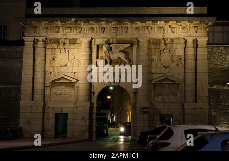 Notte girato su una porta di terra illuminata in Zara Croazia Foto Stock