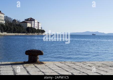 Ormeggio singolo sul marciapiede mare dell'organo marittimo In Zara Croazia Foto Stock