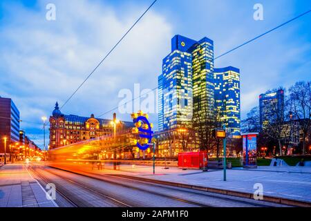 Germania, Hesse, Francoforte, Willy Brandt Platz al tramonto Foto Stock