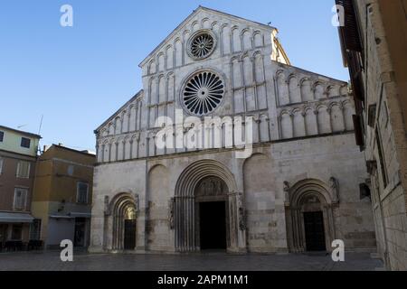 Foto a basso angolo della Chiesa di Sant'Anastasia in Zara Croazia sotto un cielo blu Foto Stock